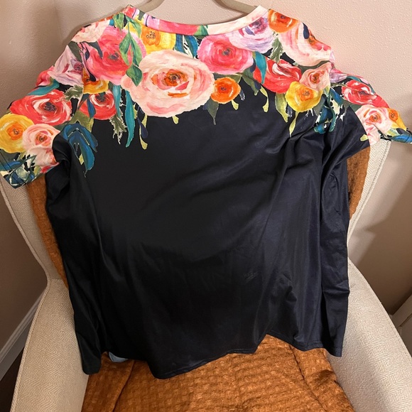 Plus size new floral top - Picture 6 of 6